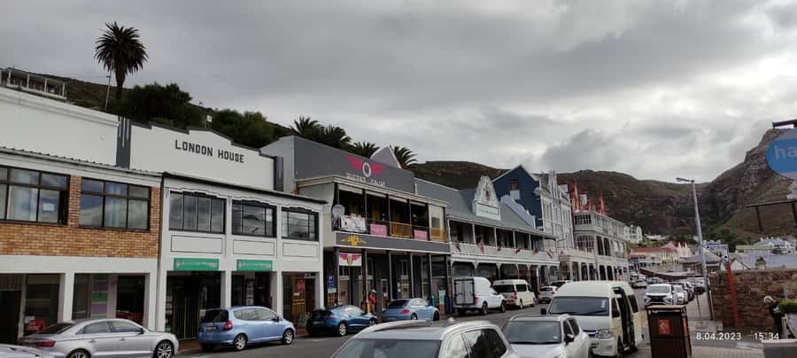 Cape Town: Seal Island, Cape of Good Hope& Penguins Private - Muizenberg’s colorful beach huts