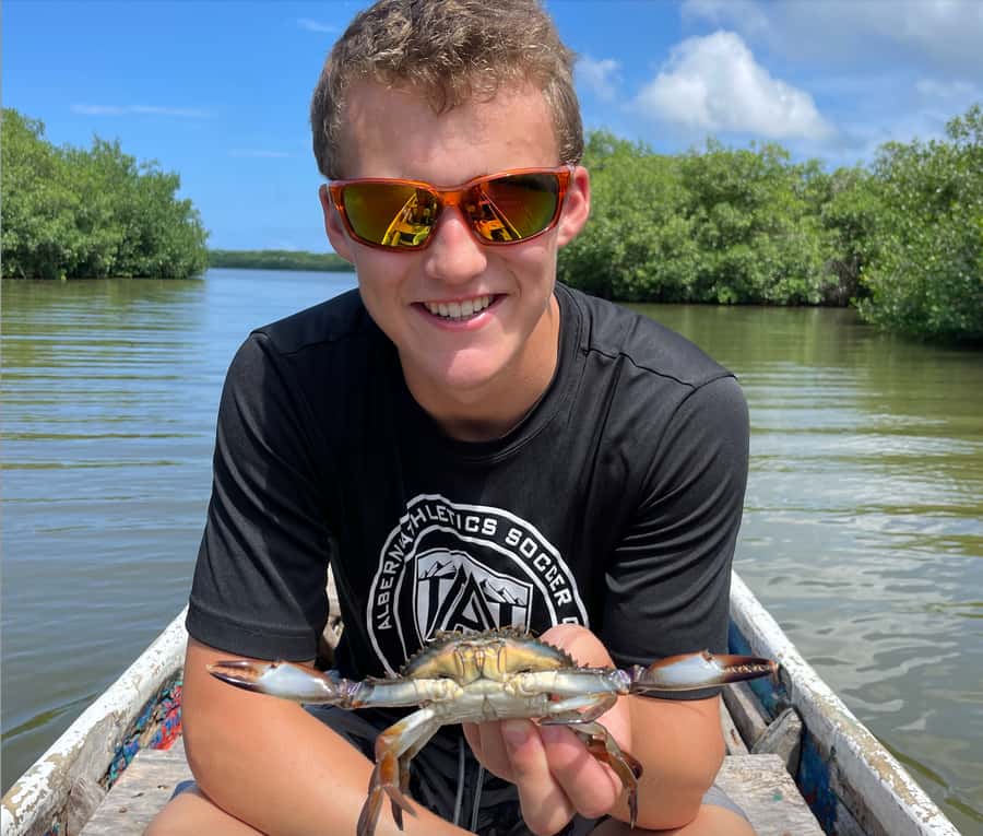 Cartagena Fishing, Crabbing, Birdwatching Experience + Lunch - Learning to catch crabs the local way