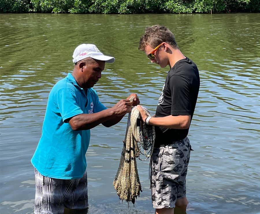 Cartagena Fishing, Crabbing, Birdwatching Experience + Lunch - Trying the fishing net