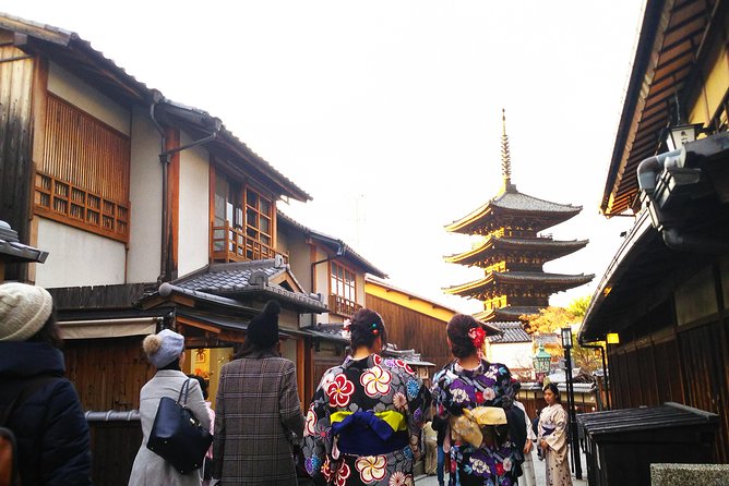 Kyoto Late Bird Walking Tour - Yasakanoto, Kyoto’s five-story photo stop