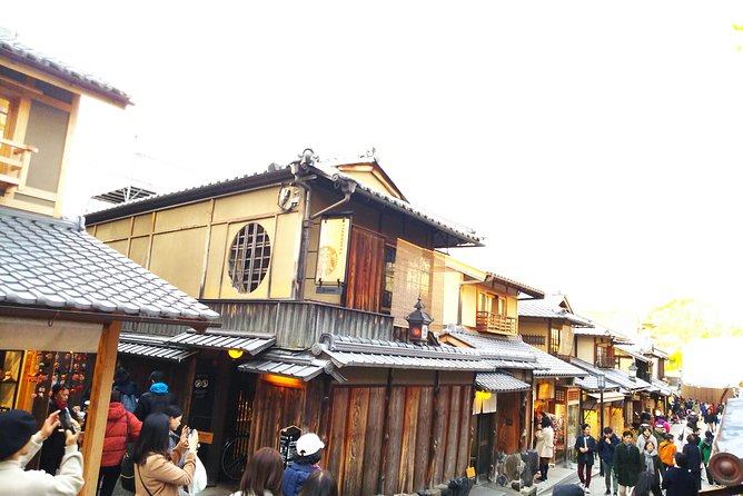 Kyoto Late Bird Walking Tour - Walking through Gion without chasing a guarantee