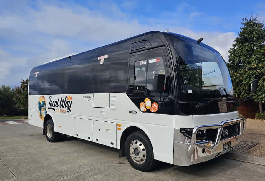 Melbourne: Boutique Phillip Island Wine, Dine & Penguin Tour - Wine and wood-fired lunch at Phillip Island Winery
