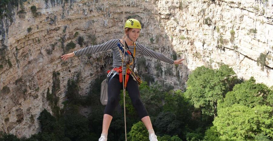 Tuxtla Gutiérrez: Sinkhole of Parrots Full-Day Rappel - The Rappel Down the 200-Foot Wall